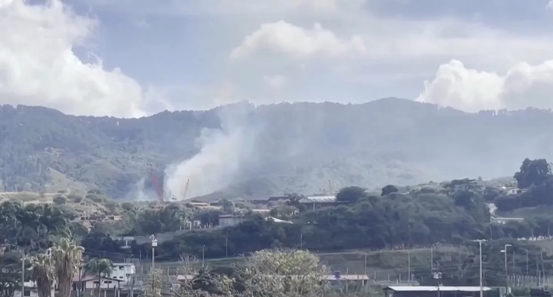 △3日，委内瑞拉加拉加斯南郊一军事基地遭袭后冒出浓烟