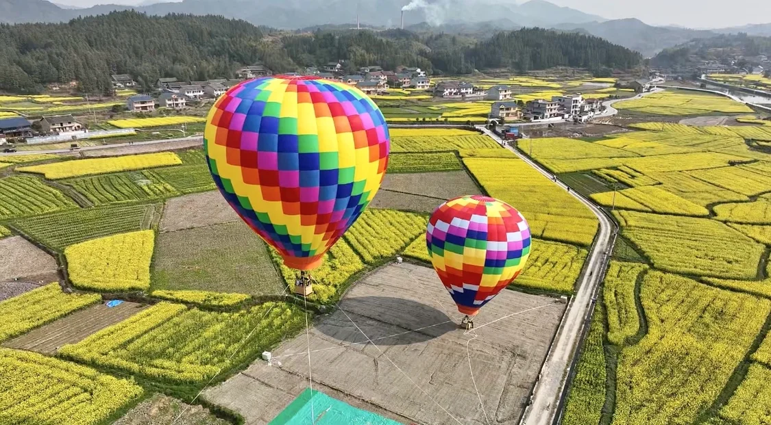 在湖南省怀化市会同县堡子镇,热气球平稳升空。新华社发(张卓 摄)