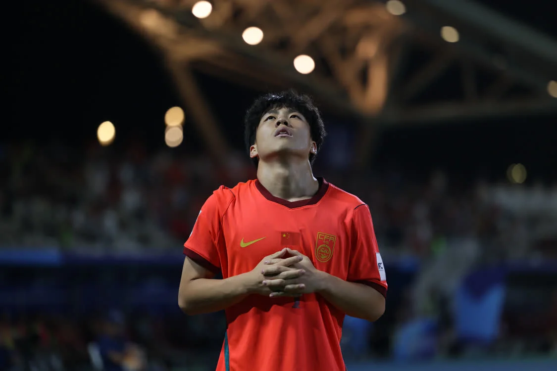 5月19日,中国队球员谢晋在比赛中进球后庆祝。新华社记者 王海洲 摄