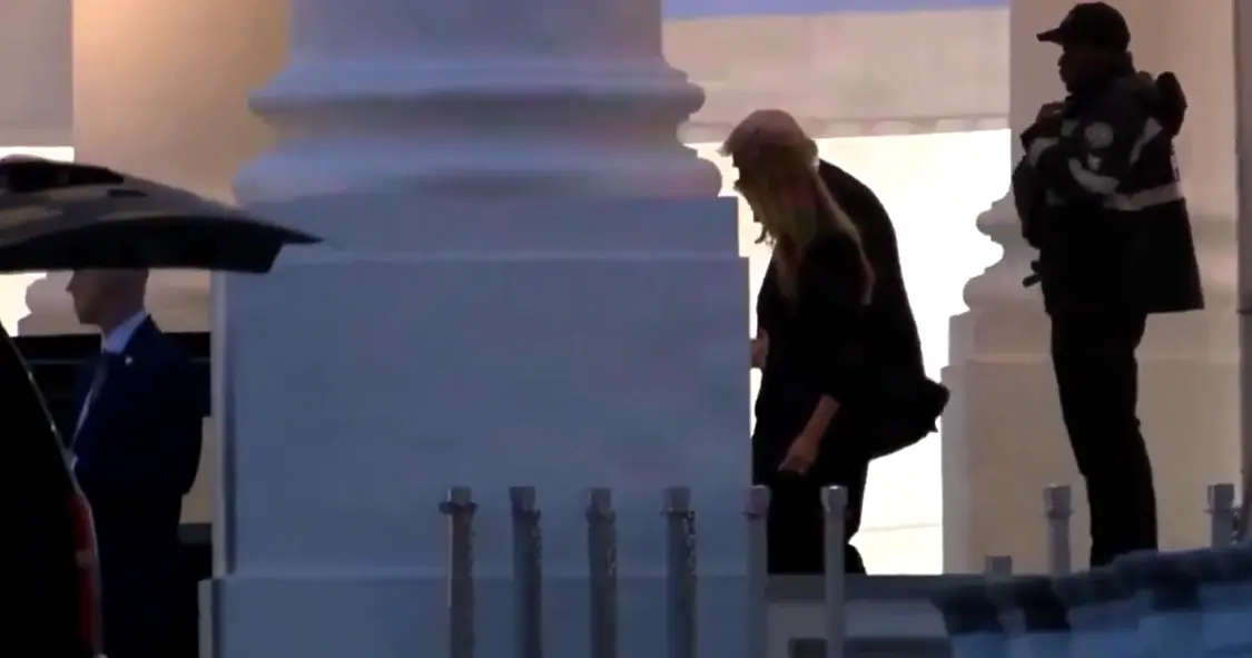 △特朗普及其夫人撤离晚宴现场