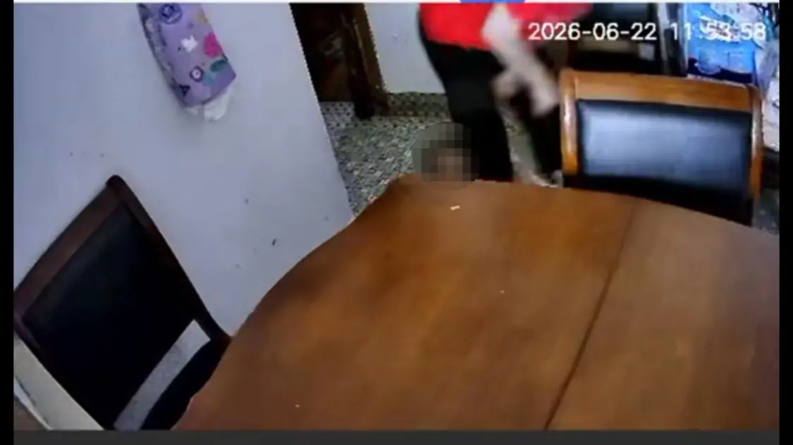打耳光、拽头发…保姆被监控拍下“虐老”画面,警方介入_快讯_第2张_纵横网 打耳光、拽头发…保姆被监控拍下“虐老”画面,警方介入_https://www.izongheng.net_快讯_第2张