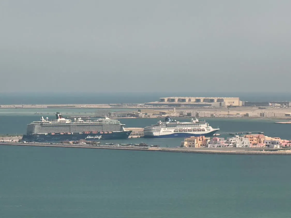 这是3月6日在卡塔尔首都多哈的港口拍摄的滞留的“迈希夫五号”邮轮（左）（手机照片）。新华社记者汪强摄