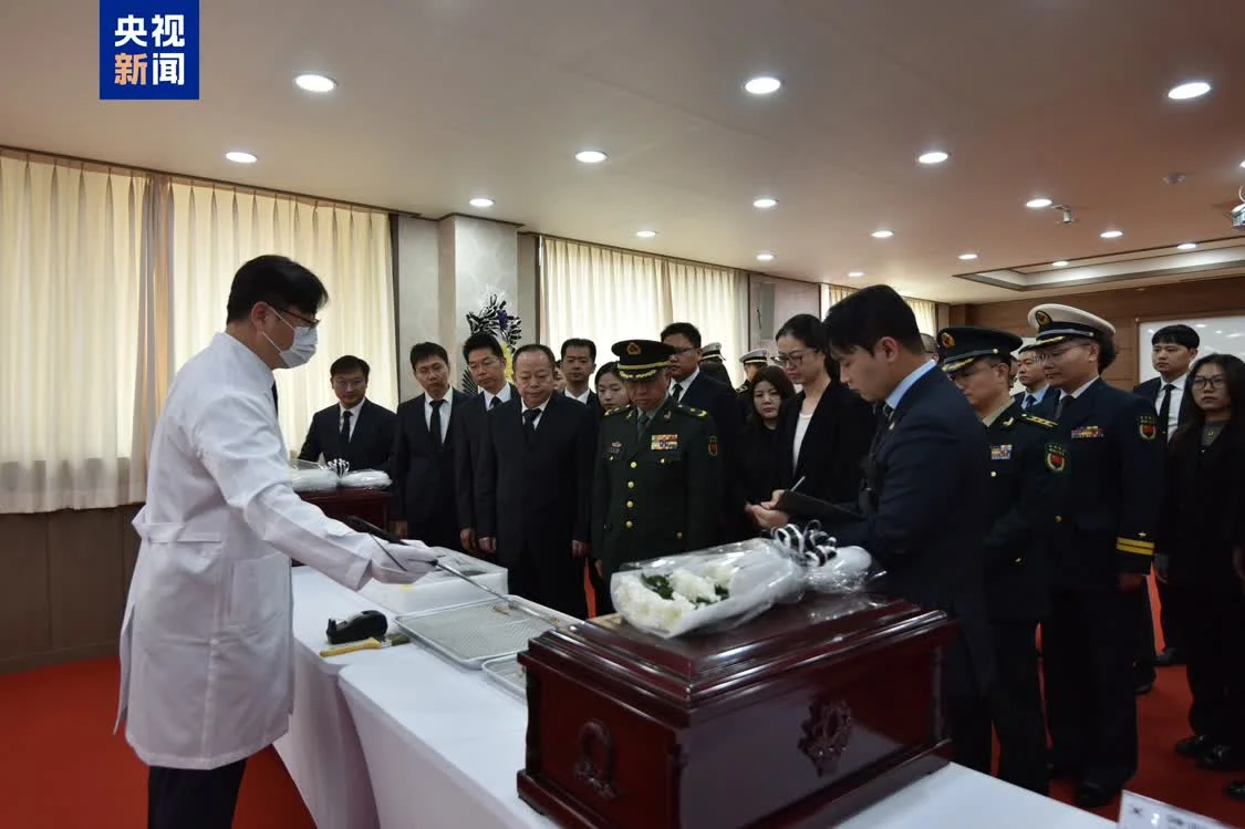 △4月21日上午，中韩双方在韩国仁川共同举行了第十三批志愿军烈士遗骸装殓仪式。