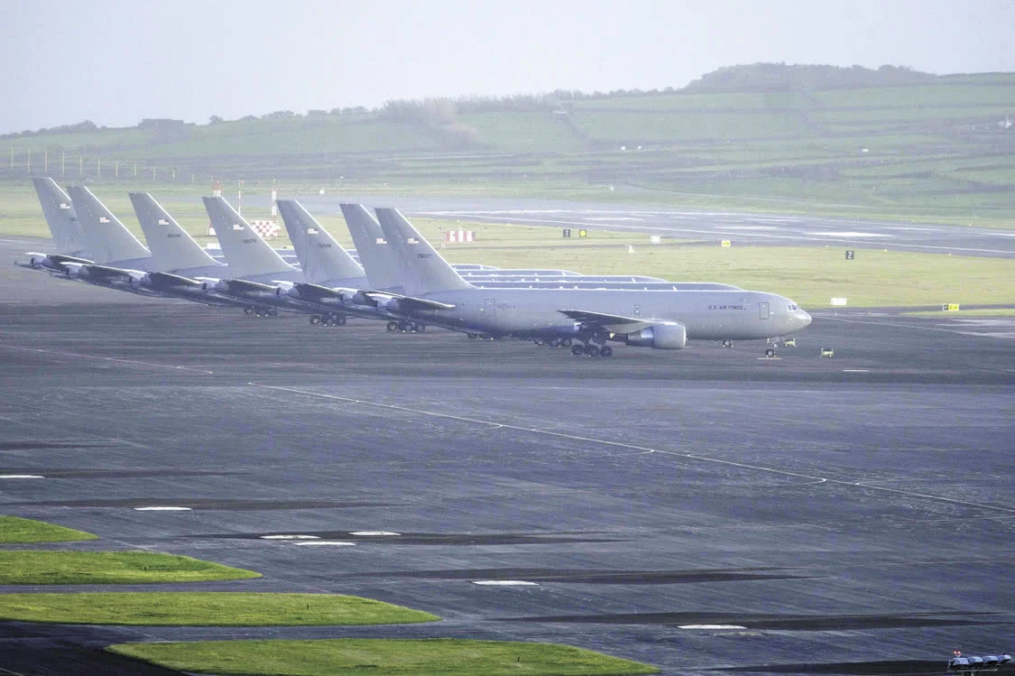 23日,多架美国军机停在葡萄牙拉日什空军基地。在与伊朗关系紧张的局势下,美国加强了对该基地的使用。 (视觉中国)