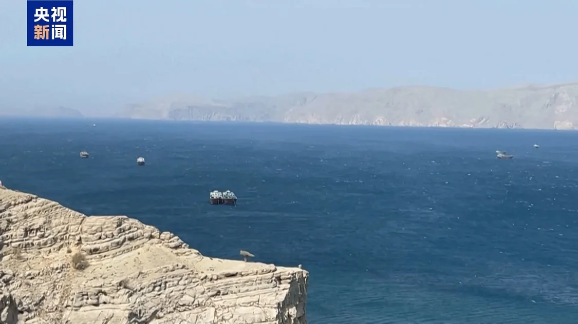 丹麦航运公司一货船通过霍尔木兹海峡