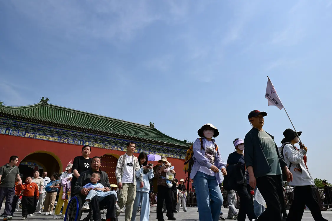 ▲5月1日，游客在北京天坛公园游玩 视觉中国/中新社记者 田雨昊 摄
