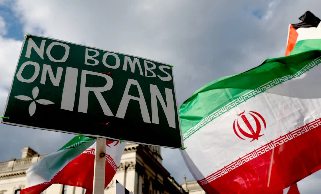 2月28日，民众在英国伦敦议会广场举行示威，抗议美国和以色列军事打击伊朗。新华社记者 李颖 摄