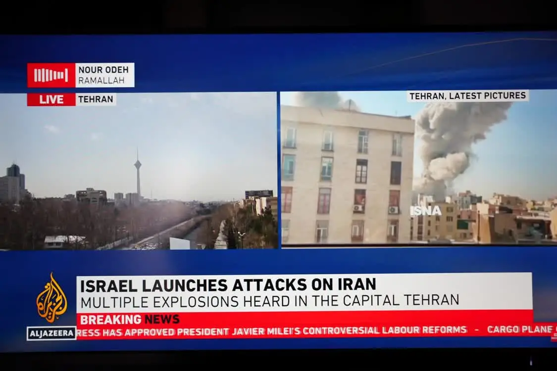 这张2月28日拍摄的半岛电视台电视直播画面显示的是以色列对伊朗发动袭击。新华社记者张浩波摄