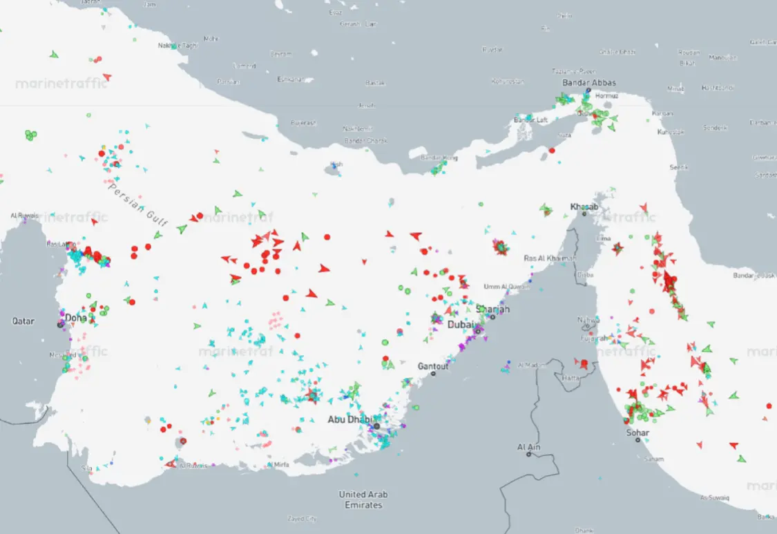 作家撰文時，霍爾木茲海峽的情況：大量油輪被困波斯灣和海峽入口處，同時由於定位幹擾，船隻已經&ldquo;漂&rdquo;到了內陸，正常航線已斷圖來源：AIS