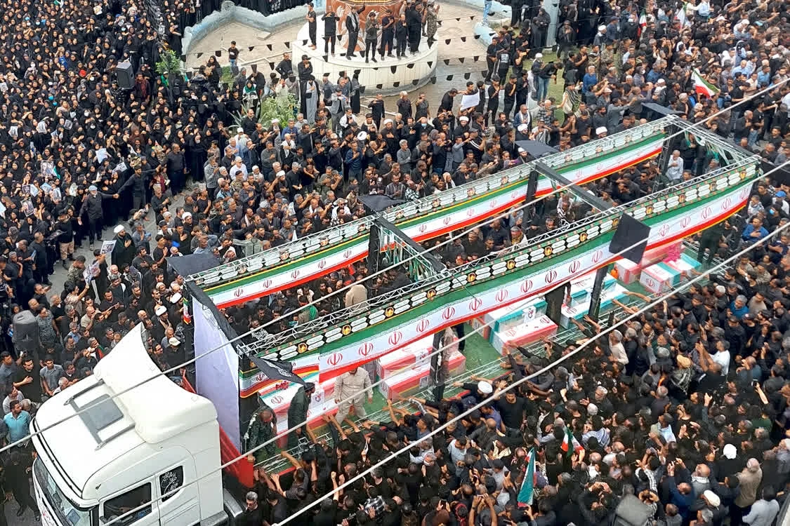 3月3日，在伊朗南部米纳卜市，人们走上街头为遭到美以空袭小学的遇难者举行葬礼。新华社/迈赫尔通讯社