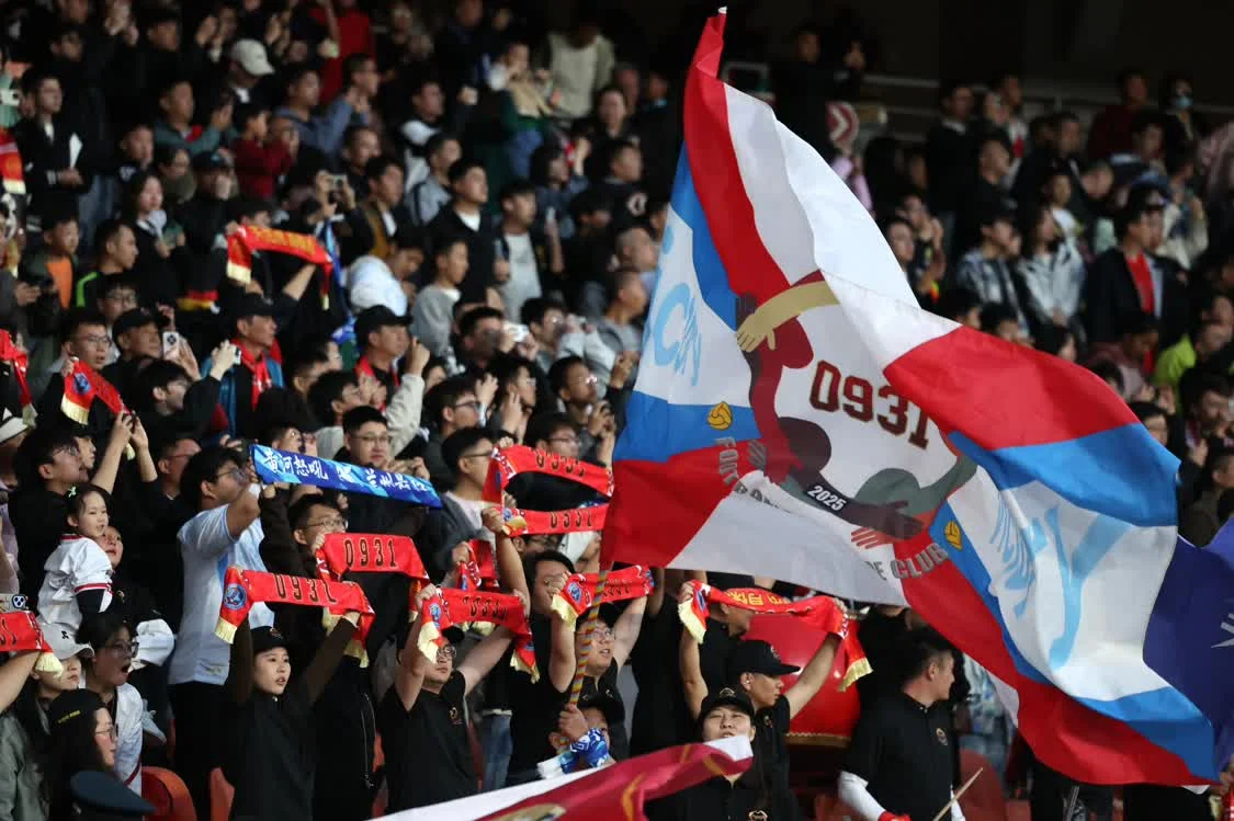 4月5日，兰州陇原竞技天佑德队球迷在现场加油助威。新华社记者　陈斌　摄