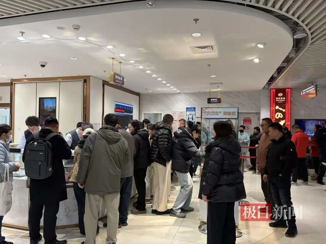 金价暴跌后的北京菜百 有人下单200克金条即拿即走