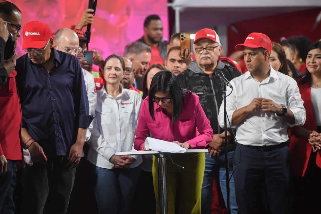 1��29�գ���ί�������׶�������˹��ί����������ͳ�¶������޵����˹��ǰ�У�ǩ��ʯ�ͷ��ĸ���ط������»��緢������˹�������Ӷ��㣩