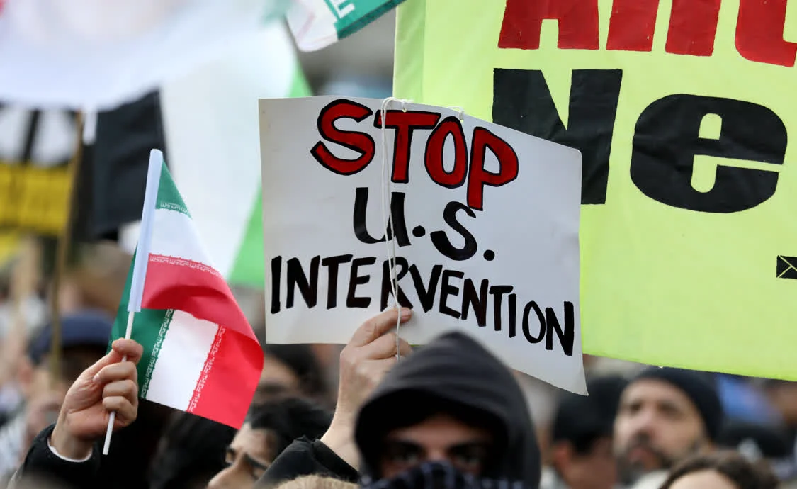 2月28日，民众在英国伦敦议会广场举行示威，抗议美国和以色列军事打击伊朗。新华社记者 李颖 摄