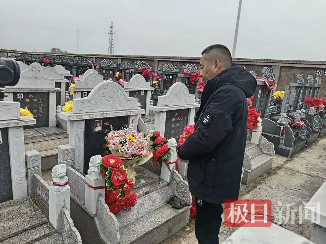 李胜在女儿墓前 （极目新闻记者肖名远摄）
