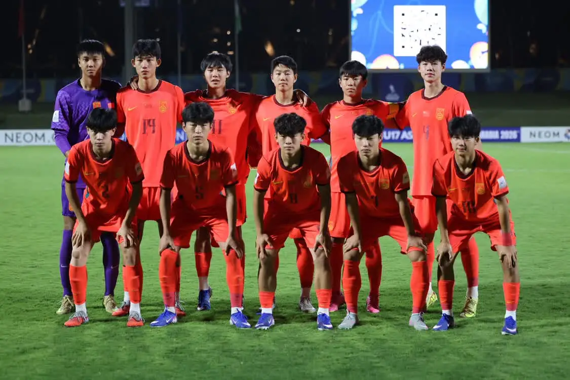 5月19日,中国队首发球员在赛前合影。新华社记者 王海洲 摄