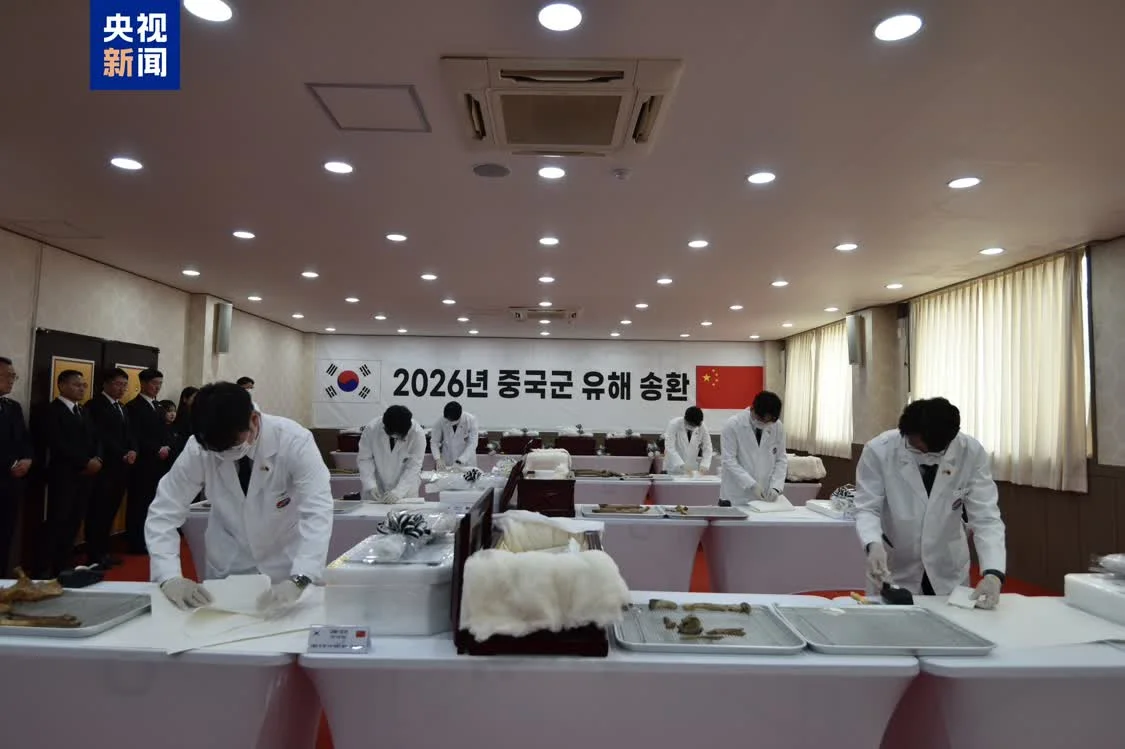 △4月21日上午，中韩双方在韩国仁川共同举行了第十三批志愿军烈士遗骸装殓仪式。