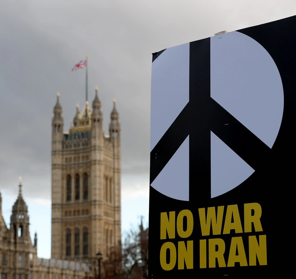 2月28日，民众在英国伦敦议会广场举行示威，抗议美国和以色列军事打击伊朗。新华社记者 李颖 摄