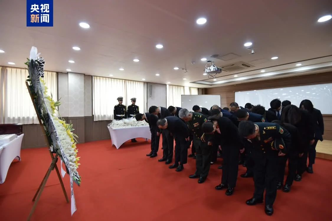 △4月21日上午，中韩双方在韩国仁川共同举行了第十三批志愿军烈士遗骸装殓仪式。