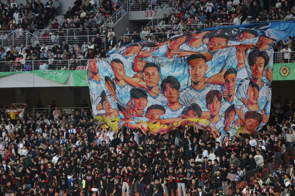 4月5日，兰州陇原竞技天佑德队球迷在现场加油助威。新华社记者　陈斌　摄