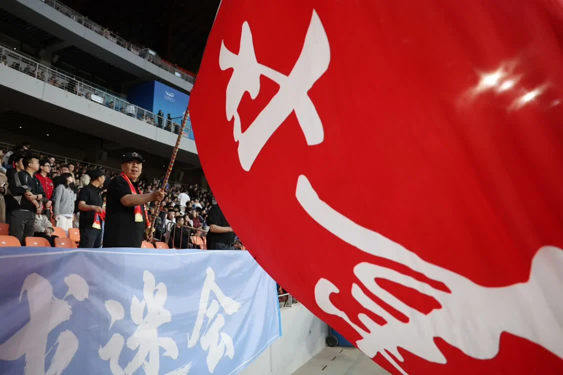 4月5日，兰州陇原竞技天佑德队球迷在现场加油助威。新华社记者　陈斌　摄