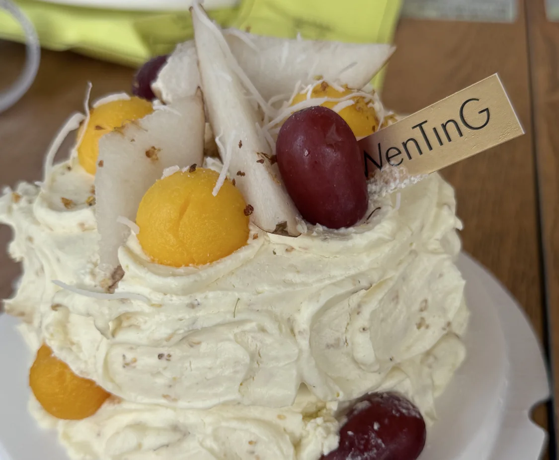 初代同事给小余过生日。受访者供图