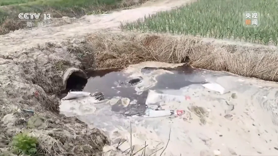 央视曝光徐州农田边黑水直流：执法人员一走，臭水照排不误_https://www.izongheng.net_快讯_第9张