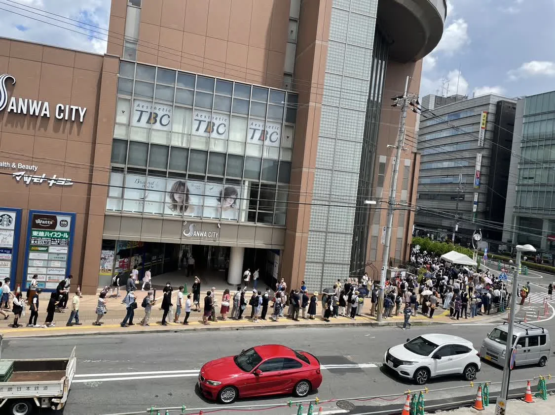 当地时间7月9日，日本奈良大和西大寺附近的街道，当地民众排队悼念安倍。