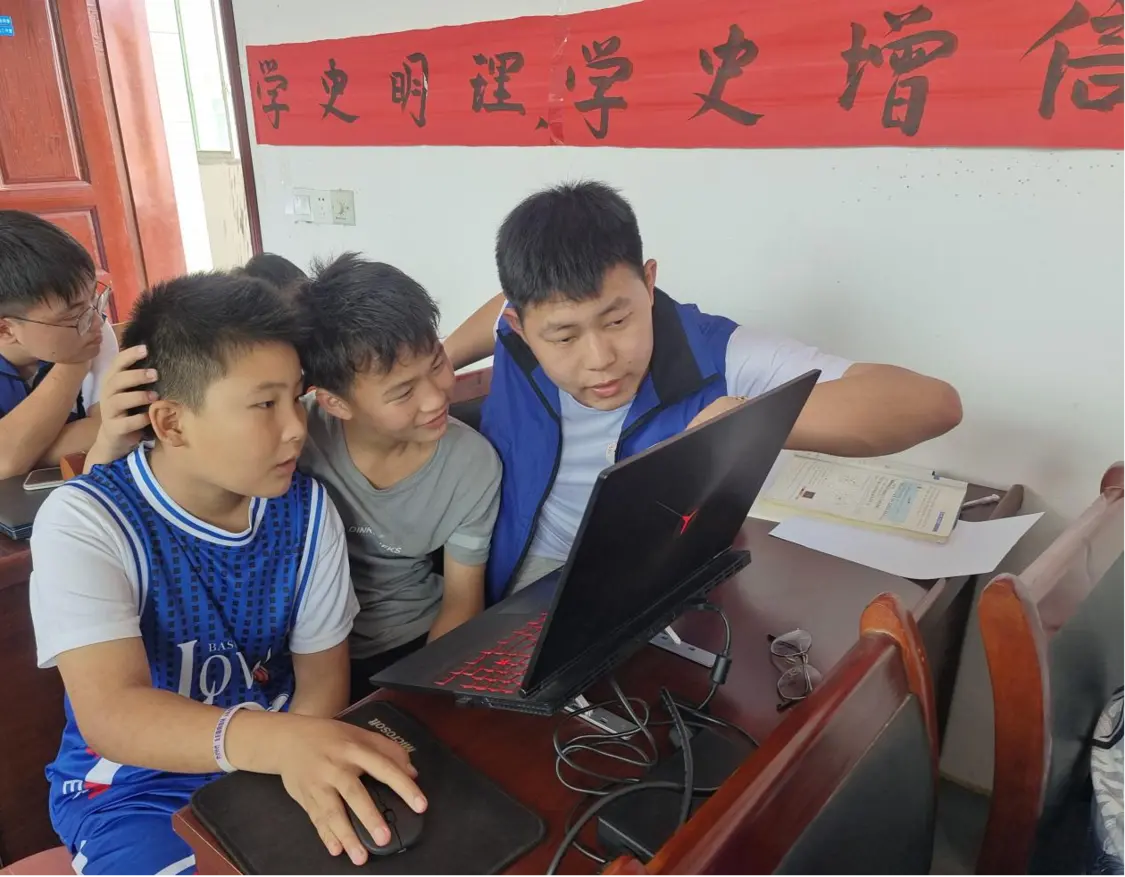 队员们带领小朋友们学习编程知识