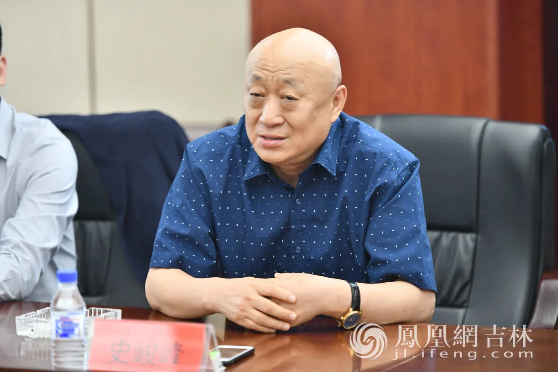 香港《华商月刊》杂志社社长史峻峰在会上介绍有关情况。
