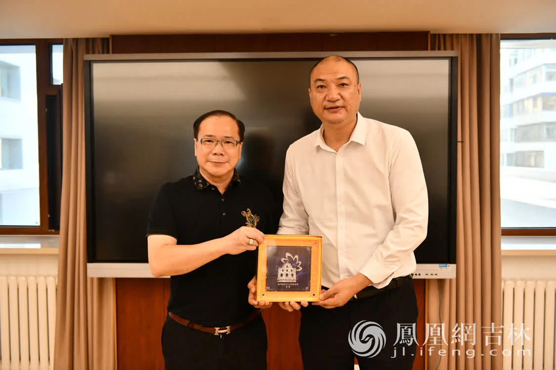 澳门考察团团长、马来西亚高级拿督林伟铨向长春市政府合作交流办赠予纪念品。