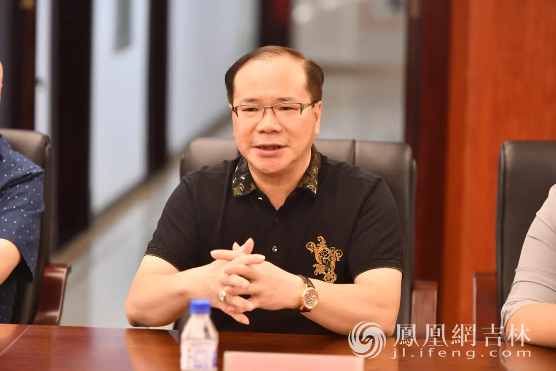 澳门考察团团长、马来西亚高级拿督林伟铨推介。