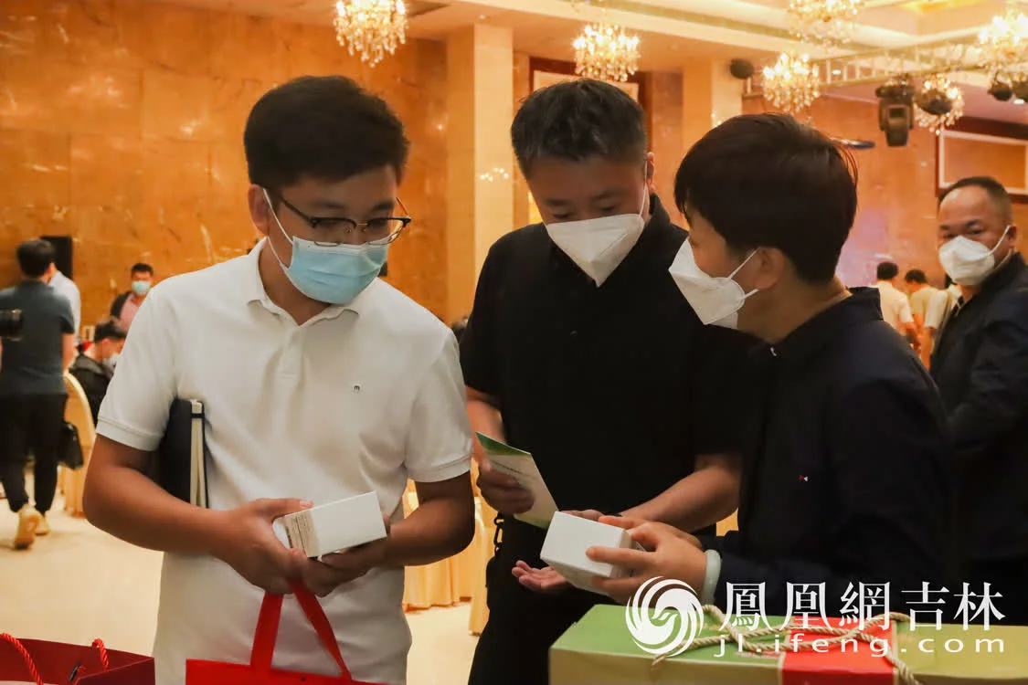 来自进博会和吉林省内的百余家参展商、采购商开展了洽谈交流，并建立了业务联系。 凤凰网吉林龙晓宁摄