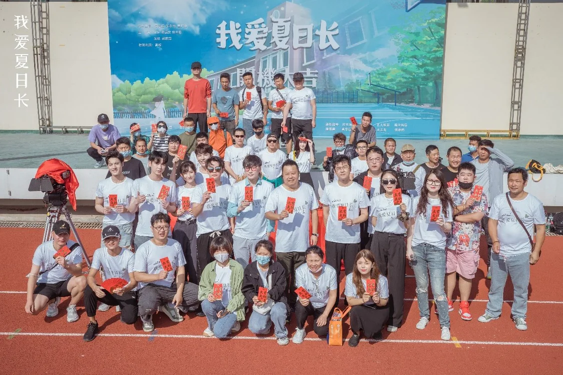 一群人站在一同描绘已主动生成