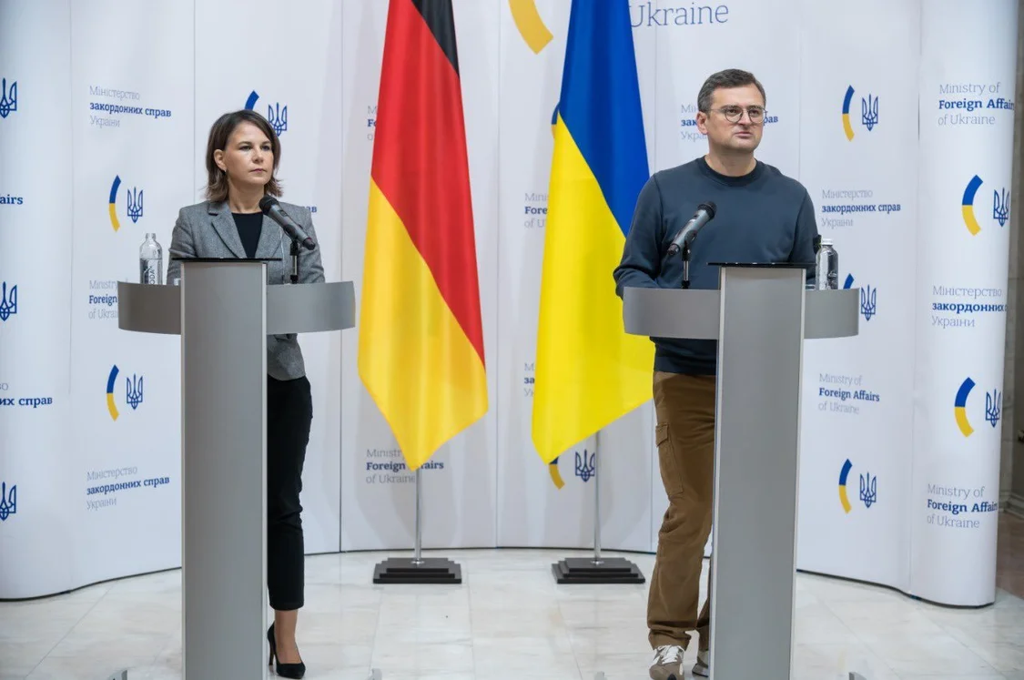 德国外长贝尔伯克（左）和乌克兰外长库列巴（右）在发布会上。图片来源：库列巴推特