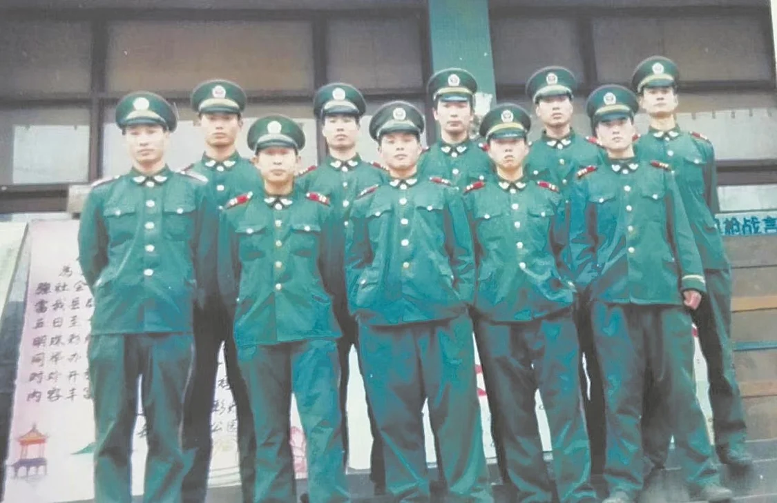 程凯（前排左一）与战友的合影