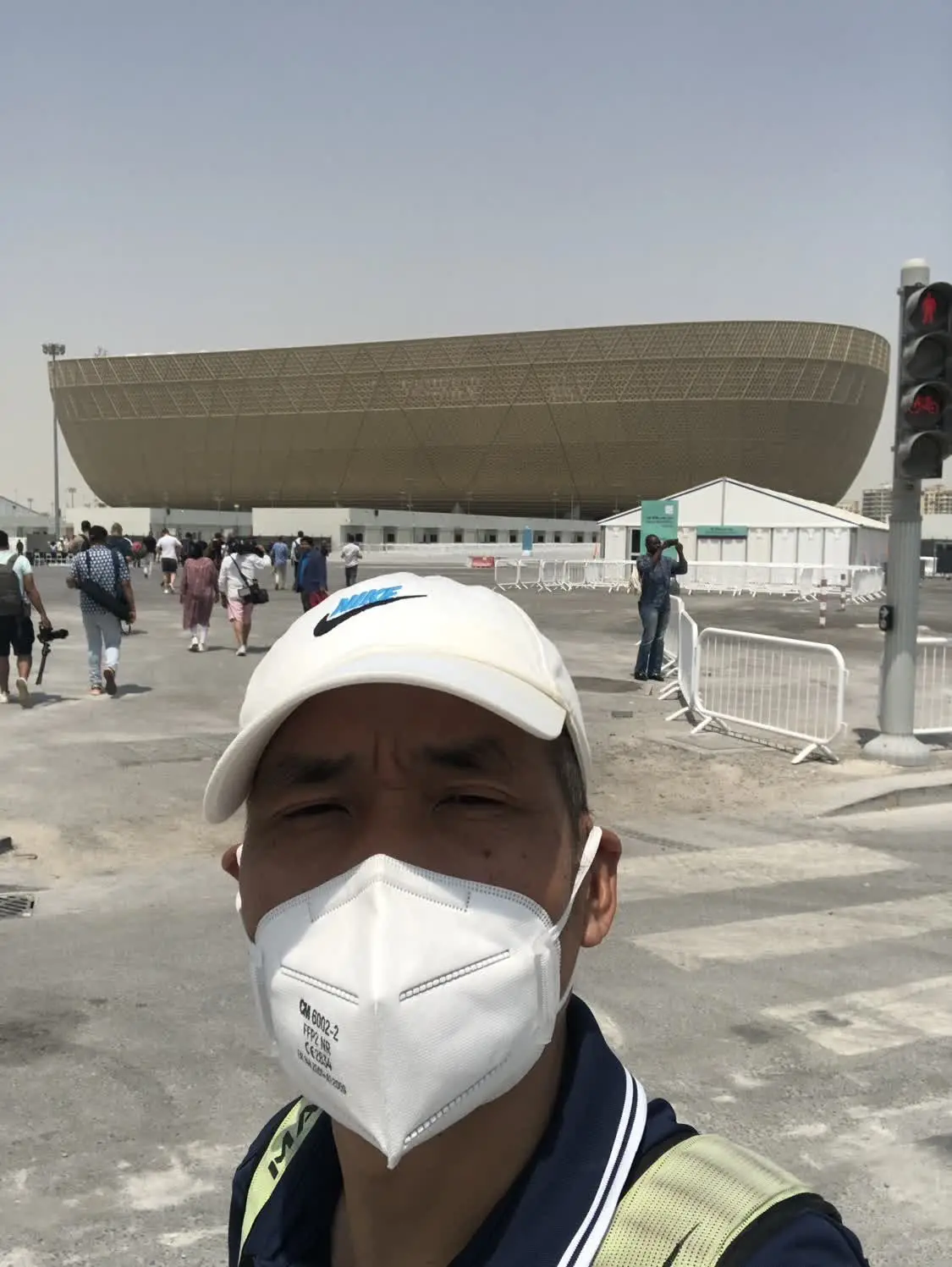 中国记者戴着口罩在卡塔尔采访