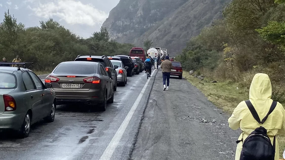 俄入境格鲁吉亚车堵成长龙,当局在检查站设动员点