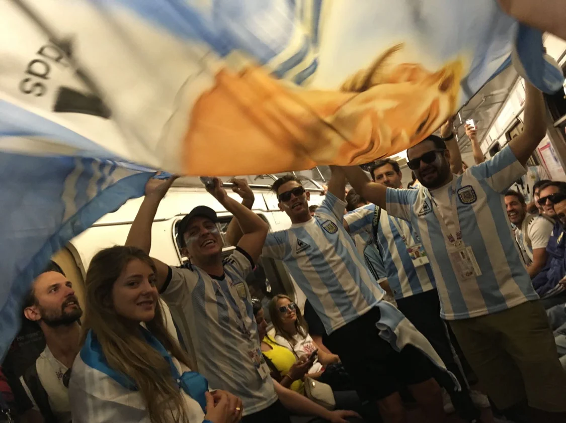 2018年，阿根廷球迷在莫斯科的地铁上。