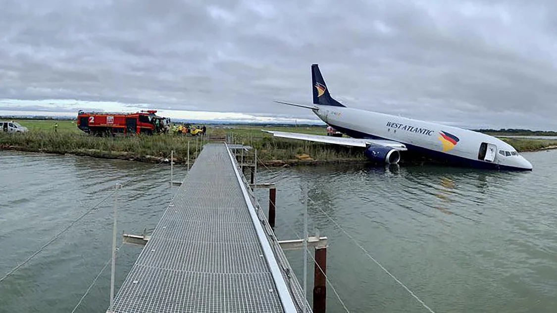 波音737货机扎湖里 法国一机场关闭