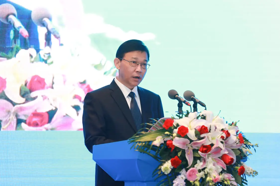 湖北省科技厅党组书记、厅长冯艳飞主持开幕式