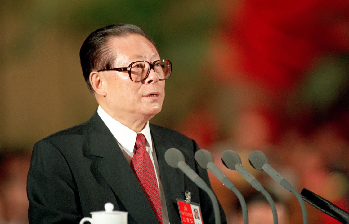 1997年9月12日，中国共产党第十五次全国代表大会在北京人民大会堂开幕。这是江泽民同志代表第十四届中央委员会作报告。 新华社发