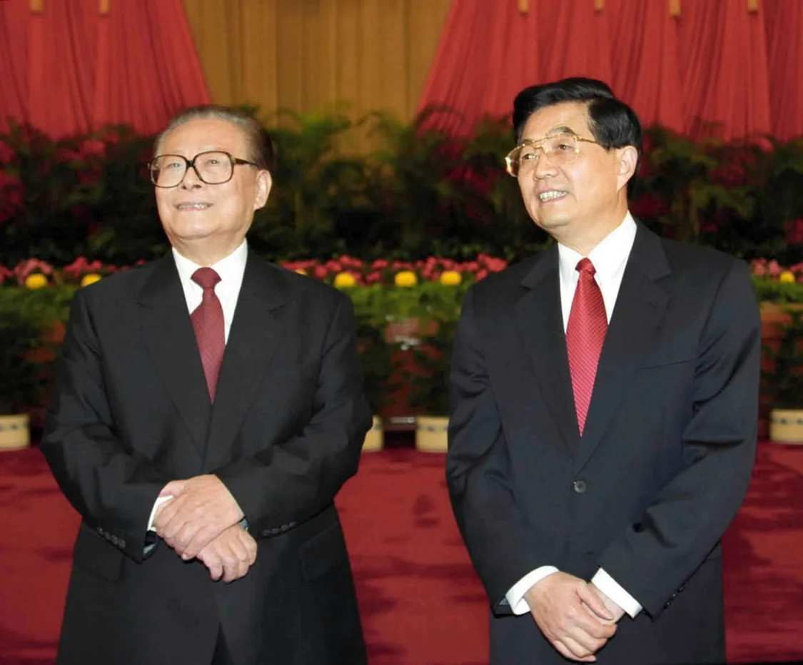 2002年11月15日，江泽民同志、胡锦涛同志在北京人民大会堂亲切会见出席党的十六大代表、特邀代表和列席人员并发表重要讲话。 新华社发