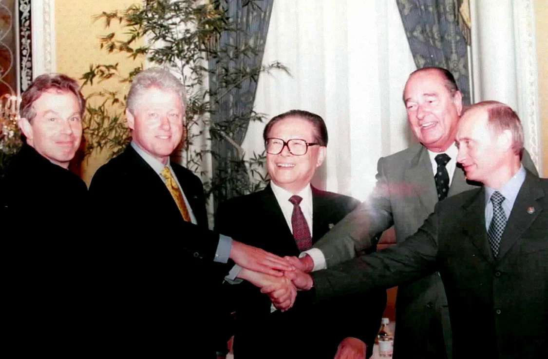 2000年9月7日，由中国倡议的联合国安理会五个常任理事国首脑会议在纽约举行。江泽民同志（中）同法国总统希拉克（右二）、俄罗斯总统普京（右一）、英国首相布莱尔（左一）、美国总统克林顿（左二）握手合影。 新华社发