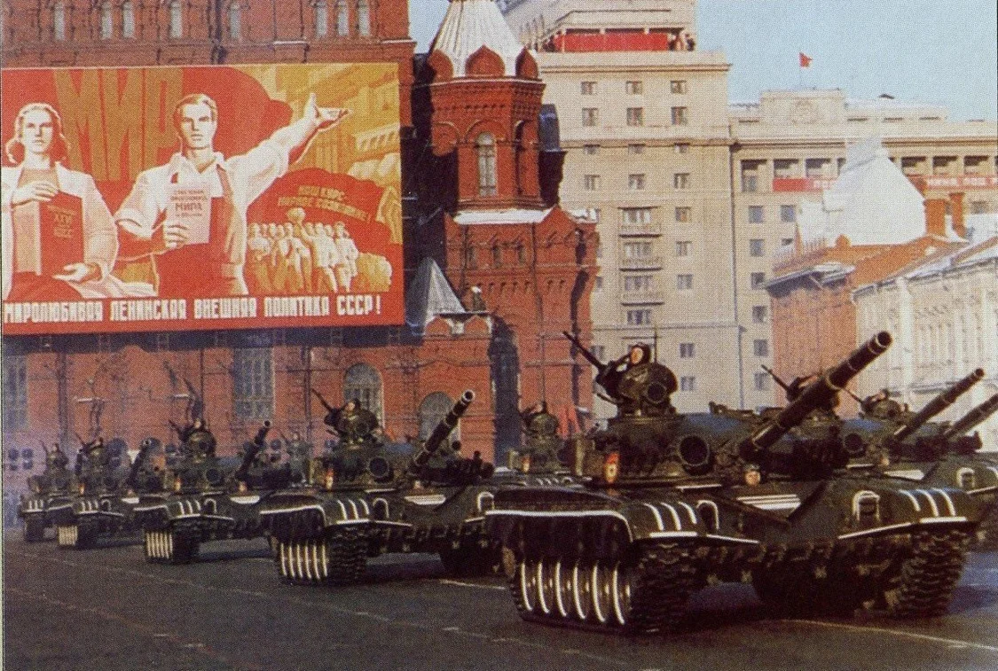 苏联时代红场阅兵式上的T-72集群，曾令西方高度恐慌