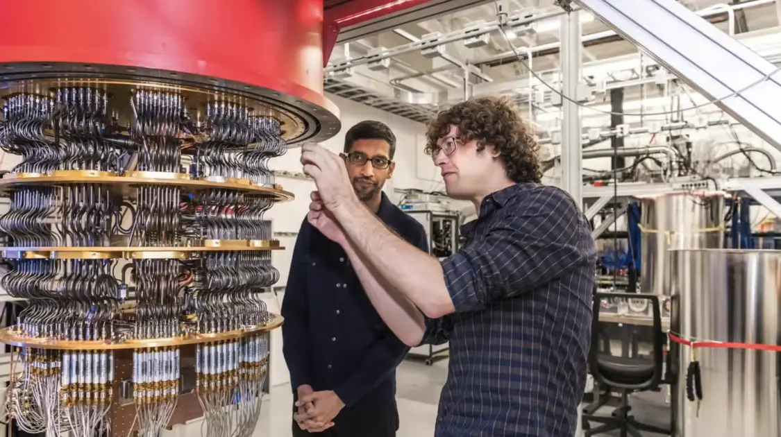 谷歌CEO皮查伊在检查谷歌量子计算机