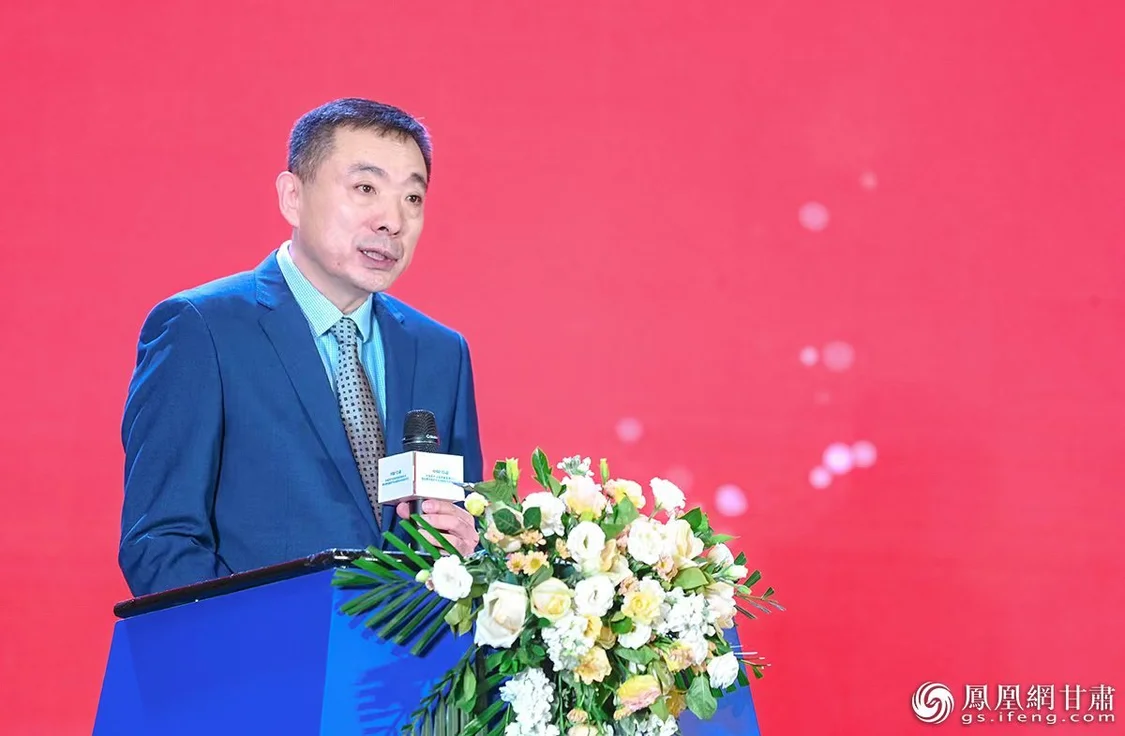 甘肃药业集团党委书记、董事长魏阳当选为陇药产业协会新任会长 李德宇 摄