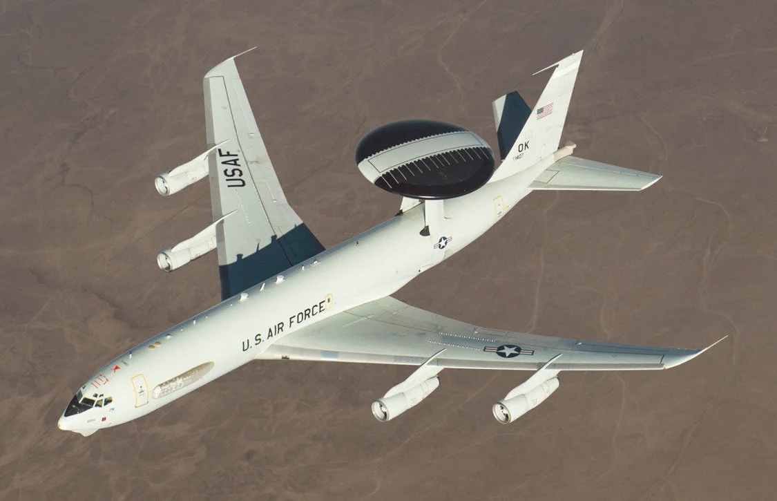 与A-50几乎同期开始研制的美军E-3预警机，使用波音707客机机体，更强调持续留空能力
