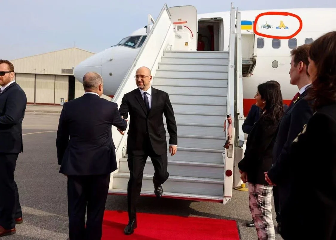 乌克兰总理出访寻求援助，乌记者抓细节痛批：一下飞机就跪了
