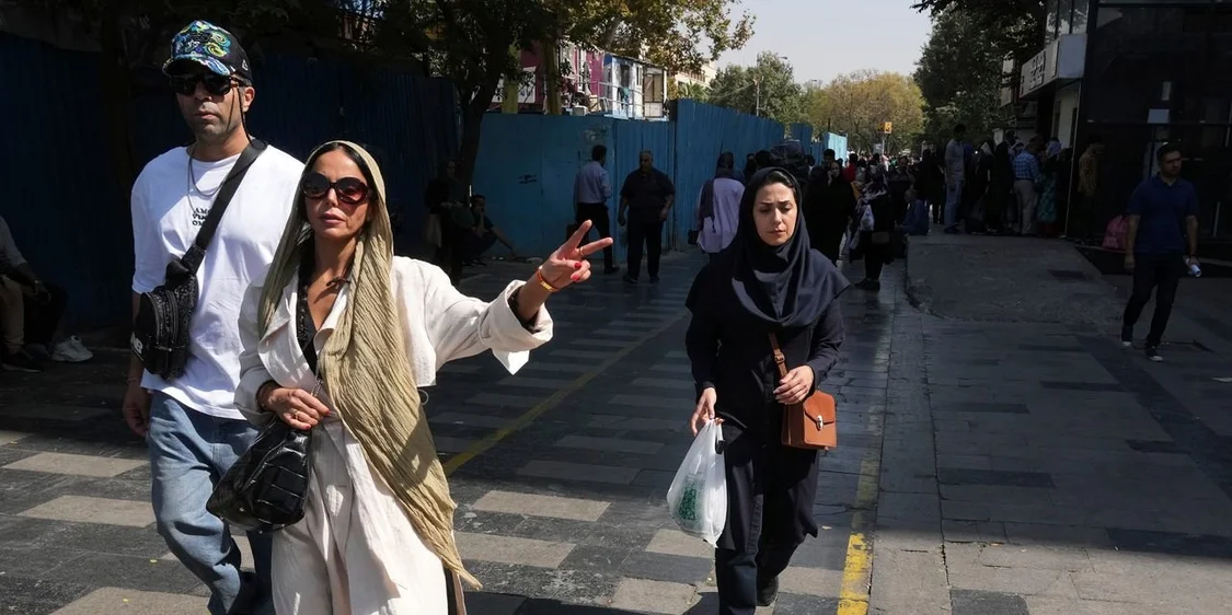 伊朗在公共场所安装摄像头，识别和惩罚未戴头巾的女性
